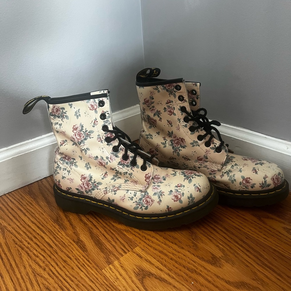 Dr Martens Airwair - Pink Rose Leather Size 8 ✨ RARE FIND ✨